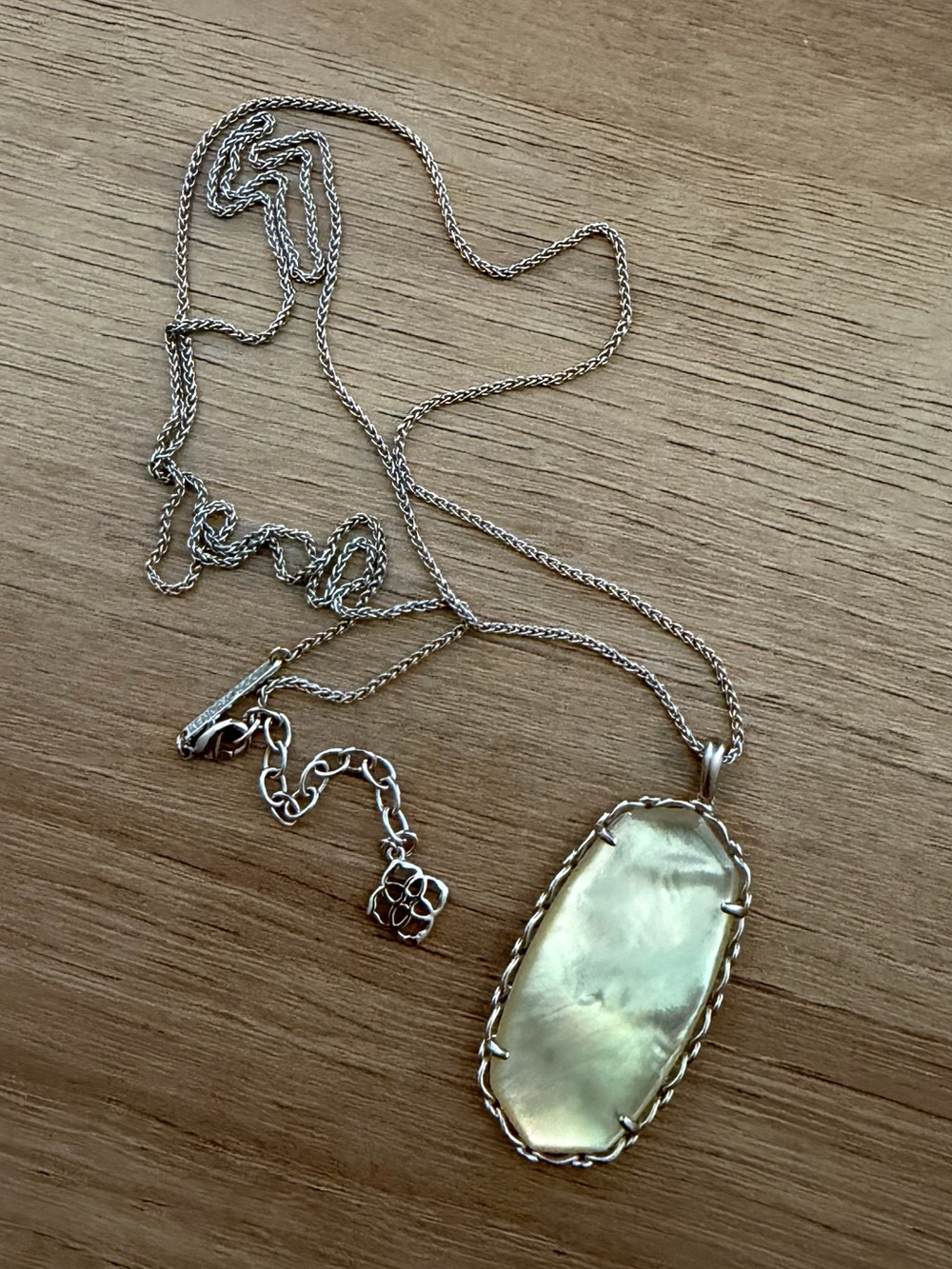 Kendra Scott Elle Necklace in Mother of Pearl and silvertone hardware